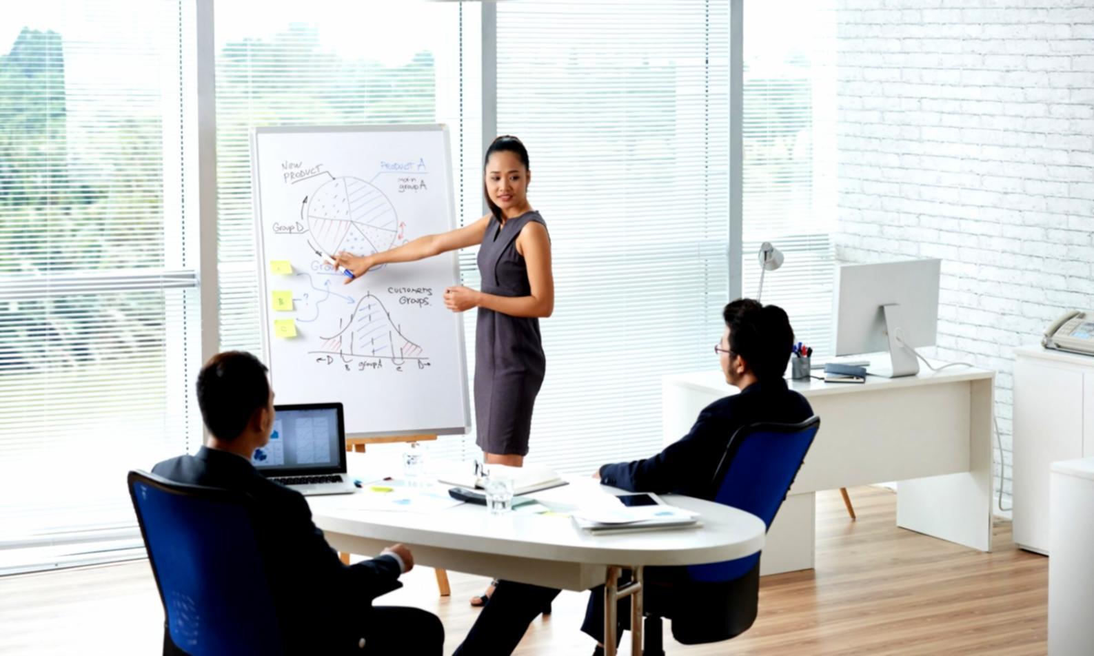 Session de brainstorming en équipe sur les stratégies financières